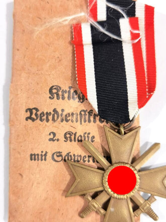 Kriegsverdienstkreuz 2. Klasse 1939 mit Schwertern am Band in Tüte von Deschler & Sohn, München, Tüte eingerissen