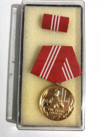 DDR Medaille für 15 Jahre treue Dienste in den Kampfgruppen der Arbeiterklasse. Sie erhalten ein ( 1 ) originales, nicht ausgegebenes Set