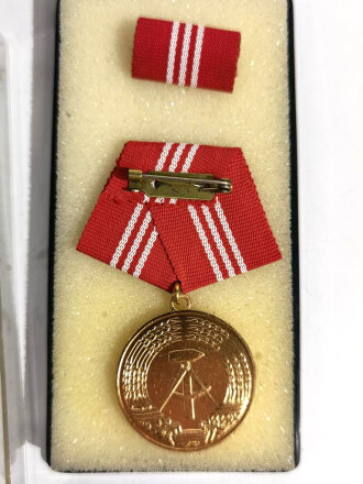 DDR Medaille für 15 Jahre treue Dienste in den Kampfgruppen der Arbeiterklasse. Sie erhalten ein ( 1 ) originales, nicht ausgegebenes Set