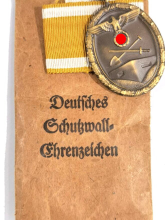 Deutsches Schutzwall- Ehrenzeichen aus Buntmetall mit...