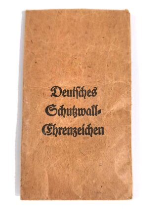 Deutsches Schutzwall- Ehrenzeichen aus Buntmetall mit Verleihungstüte, diese Rückseitig mit Hersteller " Julius Maurer, Oberstein, beides im sehr guten Zustand