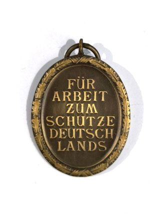 Deutsches Schutzwall- Ehrenzeichen aus Buntmetall mit Verleihungstüte, diese Rückseitig mit Hersteller " Julius Maurer, Oberstein, beides im sehr guten Zustand