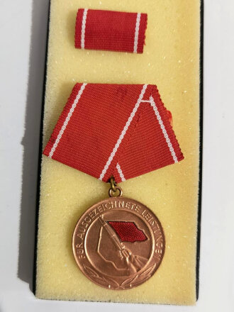 DDR Medaille für ausgezeichnete Leistungen in den Kampfgruppen der Arbeiterklasse. Sie erhalten ein ( 1 ) originales, nicht ausgegebenes Set