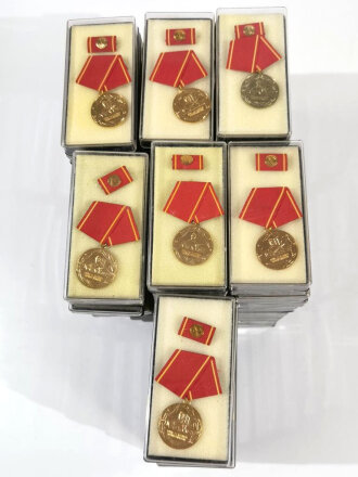 DDR Medaille für 25 Jahre treue Dienste in den Kampfgruppen der Arbeiterklasse. Sie erhalten ein ( 1 ) originales, nicht ausgegebenes Set