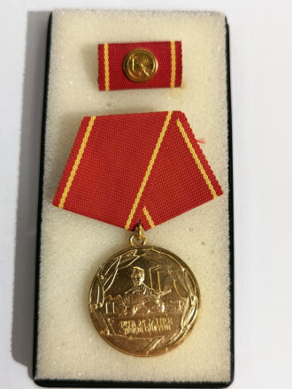DDR Medaille für 25 Jahre treue Dienste in den Kampfgruppen der Arbeiterklasse. Sie erhalten ein ( 1 ) originales, nicht ausgegebenes Set