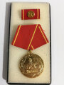 DDR Medaille für 25 Jahre treue Dienste in den Kampfgruppen der Arbeiterklasse. Sie erhalten ein ( 1 ) originales, nicht ausgegebenes Set