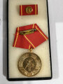 DDR Medaille für 25 Jahre treue Dienste in den Kampfgruppen der Arbeiterklasse. Sie erhalten ein ( 1 ) originales, nicht ausgegebenes Set