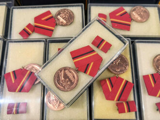 DDR Verdienstmedaille der Kampfgruppen der Arbeiterklasse in Bronze. Sie erhalten ein ( 1 ) originales, nicht ausgegebenes Set