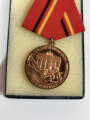 DDR Verdienstmedaille der Kampfgruppen der Arbeiterklasse in Bronze. Sie erhalten ein ( 1 ) originales, nicht ausgegebenes Set
