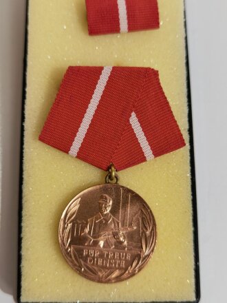 DDR Medaille für 5 Jahre treue Dienste in den Kampfgruppen der Arbeiterklasse. Sie erhalten ein ( 1 ) originales, nicht ausgegebenes Set
