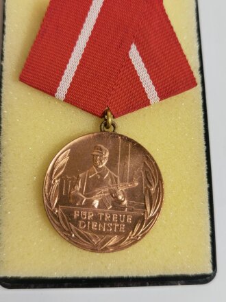 DDR Medaille für 5 Jahre treue Dienste in den Kampfgruppen der Arbeiterklasse. Sie erhalten ein ( 1 ) originales, nicht ausgegebenes Set