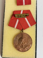 DDR Medaille für 5 Jahre treue Dienste in den Kampfgruppen der Arbeiterklasse. Sie erhalten ein ( 1 ) originales, nicht ausgegebenes Set