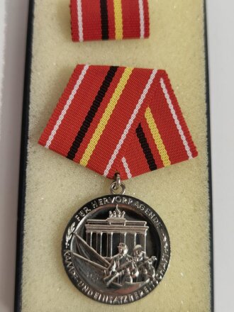 DDR Verdienstmedaille der Kampfgruppen der Arbeiterklasse in Silber. Sie erhalten ein ( 1 ) originales, nicht ausgegebenes Set
