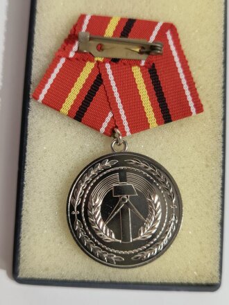DDR Verdienstmedaille der Kampfgruppen der Arbeiterklasse in Silber. Sie erhalten ein ( 1 ) originales, nicht ausgegebenes Set