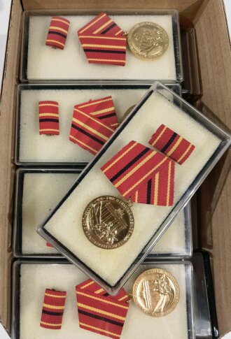 DDR Verdienstmedaille der Kampfgruppen der Arbeiterklasse in gold. Sie erhalten ein ( 1 ) originales, nicht ausgegebenes Set