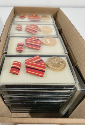 DDR Verdienstmedaille der Kampfgruppen der Arbeiterklasse in gold. Sie erhalten ein ( 1 ) originales, nicht ausgegebenes Set