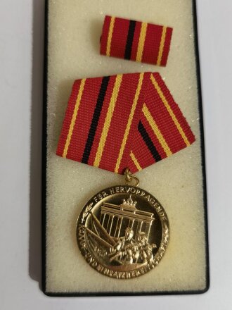 DDR Verdienstmedaille der Kampfgruppen der Arbeiterklasse in gold. Sie erhalten ein ( 1 ) originales, nicht ausgegebenes Set