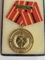 DDR Verdienstmedaille der Kampfgruppen der Arbeiterklasse in gold. Sie erhalten ein ( 1 ) originales, nicht ausgegebenes Set