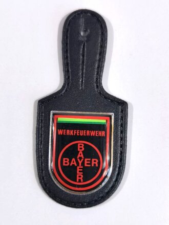 Brustanhänger, Werkfeuerwehr Bayer, Rückseitig mit Kleberesten