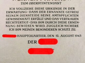 Adolf Hitler, eigenhändige Unterschrift auf großformatiger Ernennungsurkunde zum Oberstintendant, datiert 1943. Guter Zustand, in der eierschalfarbenen Mappe