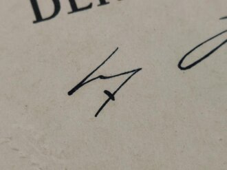 Adolf Hitler, eigenhändige Unterschrift auf großformatiger Ernennungsurkunde zum Oberstintendant, datiert 1943. Guter Zustand, in der eierschalfarbenen Mappe