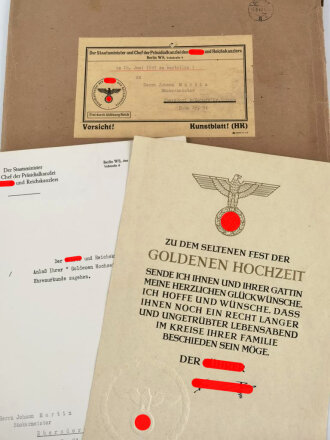 Glückwunsch Urkunde zur " Goldenen Hochzeit " mit gedruckter Unterschrift von Adolf Hitler.  Mit Versandumschlag und Anschreiben , datiert 1943