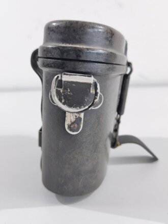 Behälter aus brauner Preßmasse für das Dienstglas 6 x 30 der Wehrmacht. Die Koppelschlaufen aus Gummi
