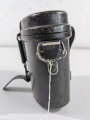 Behälter aus brauner Preßmasse für das Dienstglas 6 x 30 der Wehrmacht. Die Koppelschlaufen aus Gummi