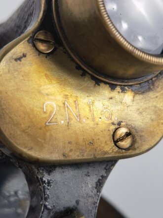 Doppelfernrohr 8 x 24 von Hensoldt Wetzlar. Modellbezeichnung " Wacht" so von 1905 bis 1909 verwendet. Höchstwahrscheinlich militärische Verwendung da rechts eine Strichpaltte eingebaut ist. Klare Durchsicht. Kammerstempel