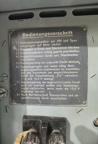 Gleichrichter a  Wehrmacht datiert 1944. Gehäuse und Deckel überlackiert,  Funktion nicht geprüft