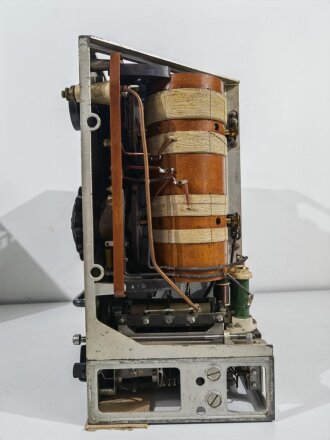 100 Watt Sender Wehrmacht datiert 1944. Originallack. Schrauben zum Teil erneuert ? Funktion nicht geprüft
