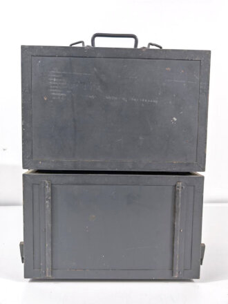 Gehäuse zum Feldverstärker a sowie zugehörigem Batterieuntersatz. Originallack
