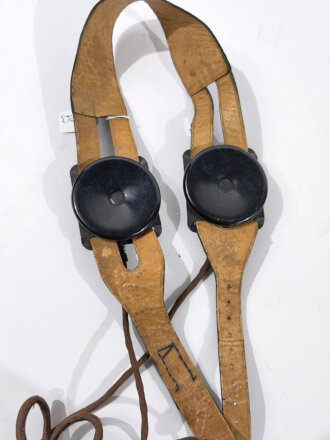 Doppelfernhörer datiert 1940, in der speziellen Tragevorrichtung so verwendet für die Feldfunkgeräte und Dorette, Funktion nicht geprüft