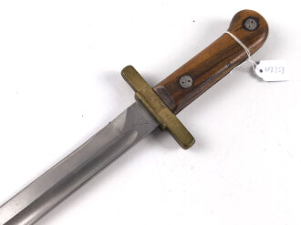 Kampfmesser mit serbischer/jugoslawischer Bajonettklinge, Messingparierstange mit C und einer Nummer gemarkt, Holzgriffschalen mit Schrauben
