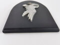 Luftwaffe, Staffelabzeichen aus Leichtmetall, Höhe 15cm, neuzeitlich auf eine Holzplatte montiert, da die originale defekt war.