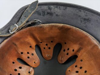 Stahlhelm Modell 1940 der Wehrmacht. Originales Innenfutter, Nieten und Glocke Q66. Neuzeitlich lackiert und mit Emblemen der Polizei versehen, der Kinnriemen ist ebenfalls eine Reproduktion.