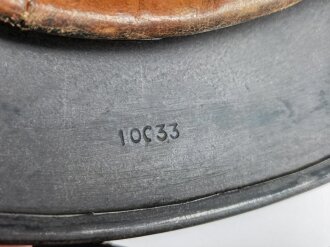 Stahlhelm Modell 1940 der Wehrmacht. Originales Innenfutter, Nieten und Glocke Q66. Neuzeitlich lackiert und mit Emblemen der Polizei versehen, der Kinnriemen ist ebenfalls eine Reproduktion.