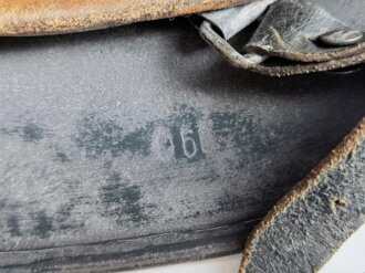 Stahlhelm Modell 1940 der Wehrmacht. Originales Innenfutter, Nieten und Glocke Q66. Neuzeitlich lackiert und mit Emblemen der Polizei versehen, der Kinnriemen ist ebenfalls eine Reproduktion.