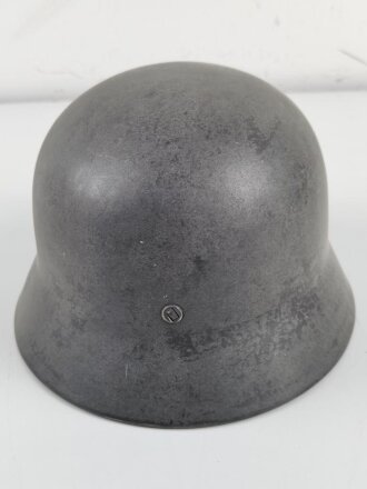 Stahlhelm Modell 1940 der Wehrmacht. Originales Innenfutter, Nieten und Glocke Q66. Neuzeitlich lackiert und mit Emblemen der Polizei versehen, der Kinnriemen ist ebenfalls eine Reproduktion.