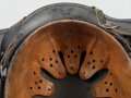 Stahlhelm Modell 1940 der Wehrmacht. Originales Innenfutter, Nieten und Glocke Q66. Neuzeitlich lackiert und mit Emblemen der Polizei versehen, der Kinnriemen ist ebenfalls eine Reproduktion.