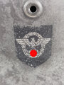 Stahlhelm Modell 1940 der Wehrmacht. Originales Innenfutter, Nieten und Glocke Q66. Neuzeitlich lackiert und mit Emblemen der Polizei versehen, der Kinnriemen ist ebenfalls eine Reproduktion.
