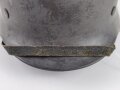 Stahlhelm Modell 1940 der Wehrmacht. Originales Innenfutter, Nieten und Glocke Q66. Neuzeitlich lackiert und mit Emblemen der Polizei versehen, der Kinnriemen ist ebenfalls eine Reproduktion.