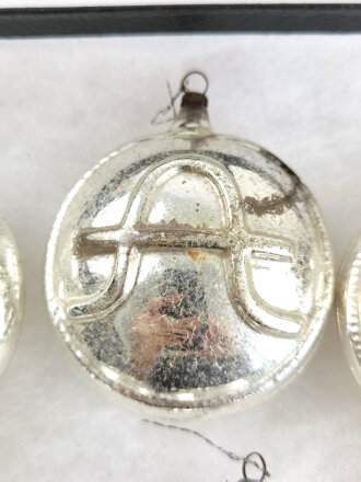 Achtteiliger Julschmuck / Christbaumschmuck aus den 30iger Jahren . Jeweils aus Glas, Durchmesser etwa 7cm. Ungereinigt