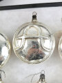 Achtteiliger Julschmuck / Christbaumschmuck aus den 30iger Jahren . Jeweils aus Glas, Durchmesser etwa 7cm. Ungereinigt