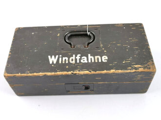 Windfahne Wehrmacht im Transportkasten, Fuess Berlin. Originallack, der "Fuß" ist neuzeitlich gefertigt um das Stück besser zu präsentieren
