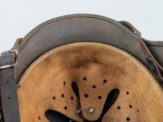 Stahlhelm Modell 1940 der Wehrmacht. Vermutlich in Teilen originales Innenfutter, Nieten und Glocke SE64. Neuzeitlich lackiert und mit Emblemen der Waffen SS versehen, der Kinnriemen ist ebenfalls eine Reproduktion.