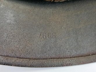 Stahlhelm Modell 1940 der Wehrmacht. Vermutlich in Teilen originales Innenfutter, Nieten und Glocke SE64. Neuzeitlich lackiert und mit Emblemen der Waffen SS versehen, der Kinnriemen ist ebenfalls eine Reproduktion.