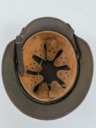 Stahlhelm Modell 1940 der Wehrmacht. Vermutlich in Teilen originales Innenfutter, Nieten und Glocke SE64. Neuzeitlich lackiert und mit Emblemen der Waffen SS versehen, der Kinnriemen ist ebenfalls eine Reproduktion.