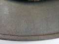 Stahlhelm Modell 1940 der Wehrmacht. Vermutlich in Teilen originales Innenfutter, Nieten und Glocke SE64. Neuzeitlich lackiert und mit Emblemen der Waffen SS versehen, der Kinnriemen ist ebenfalls eine Reproduktion.