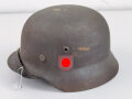 Stahlhelm Modell 1940 der Wehrmacht. Vermutlich in Teilen originales Innenfutter, Nieten und Glocke SE64. Neuzeitlich lackiert und mit Emblemen der Waffen SS versehen, der Kinnriemen ist ebenfalls eine Reproduktion.